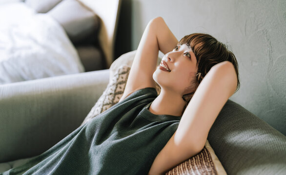 ソファに座ってリラックスする女性