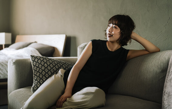ソファに座ってリラックスする女性
