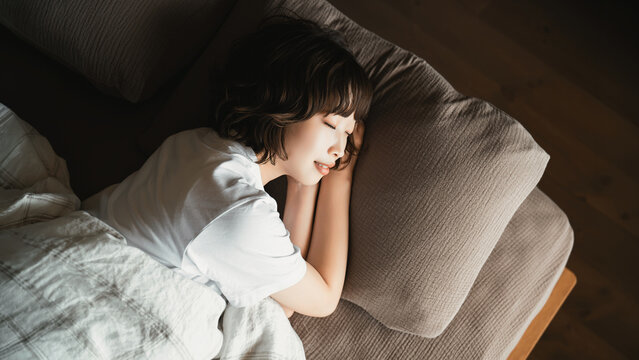 ベッドで眠る女性