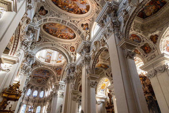 Passau, Bayern, Deutschland. Barocke Deckenfresken im Langhaus des Doms St. Stephan.