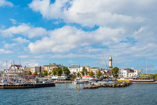 Blick &uuml;ber den Neuen Strom auf den Leuchtturm von Warnem&uuml;nde