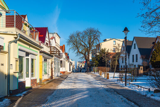 H&auml;user in der Alexandrinenstra&szlig;e in Warnem&uuml;nde im Winter