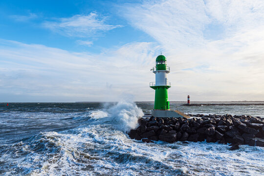 Molen und Molent&uuml;rme an der Ostseek&uuml;ste in Warnem&uuml;nde an einem st&uuml;rmischen Tag