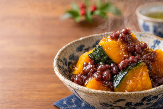 冬至の日に食べる湯気が立ち上るお箸で持ち上げた温かいかぼちゃのいとこ煮３