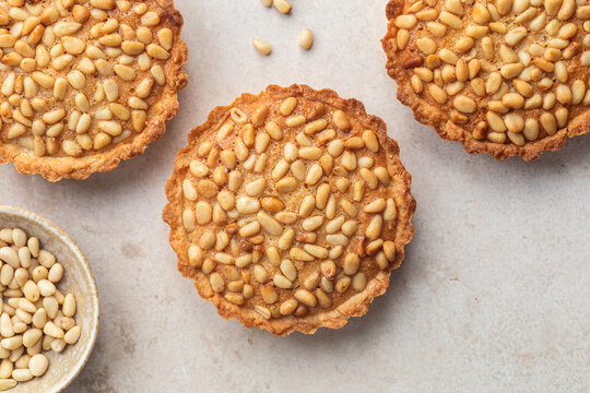 tartelettes cr&egrave;me d'amande et pignons de pin fait maison dessert