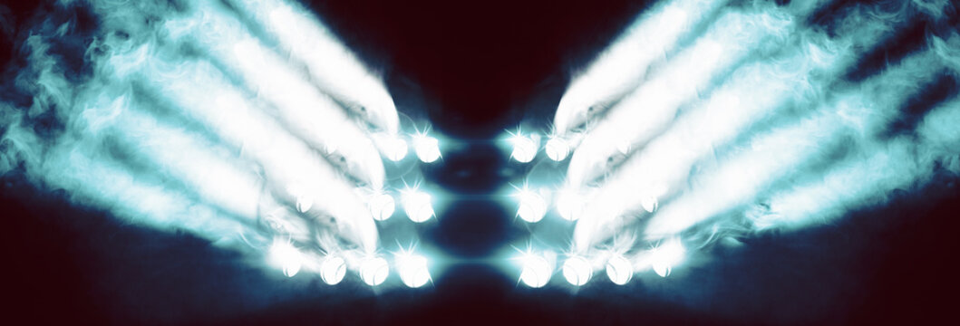  Grandes luces brillantes del escenario iluminan el fondo de m&uacute;sica en vivo. Ilustraci&oacute;n 3D. Potentes rayos de luz blancos brillantes brillan sobre el fondo oscuro del escenario de m&uacute;sica en vivo.