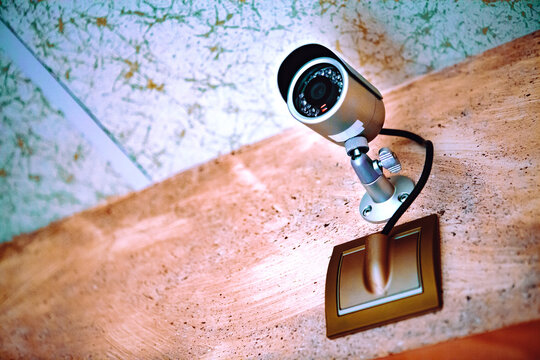  C&aacute;mara CCTV de vigilancia de seguridad montada en la pared. C&aacute;mara de video de seguridad de vigilancia moderna montada en una pared interior texturizada.